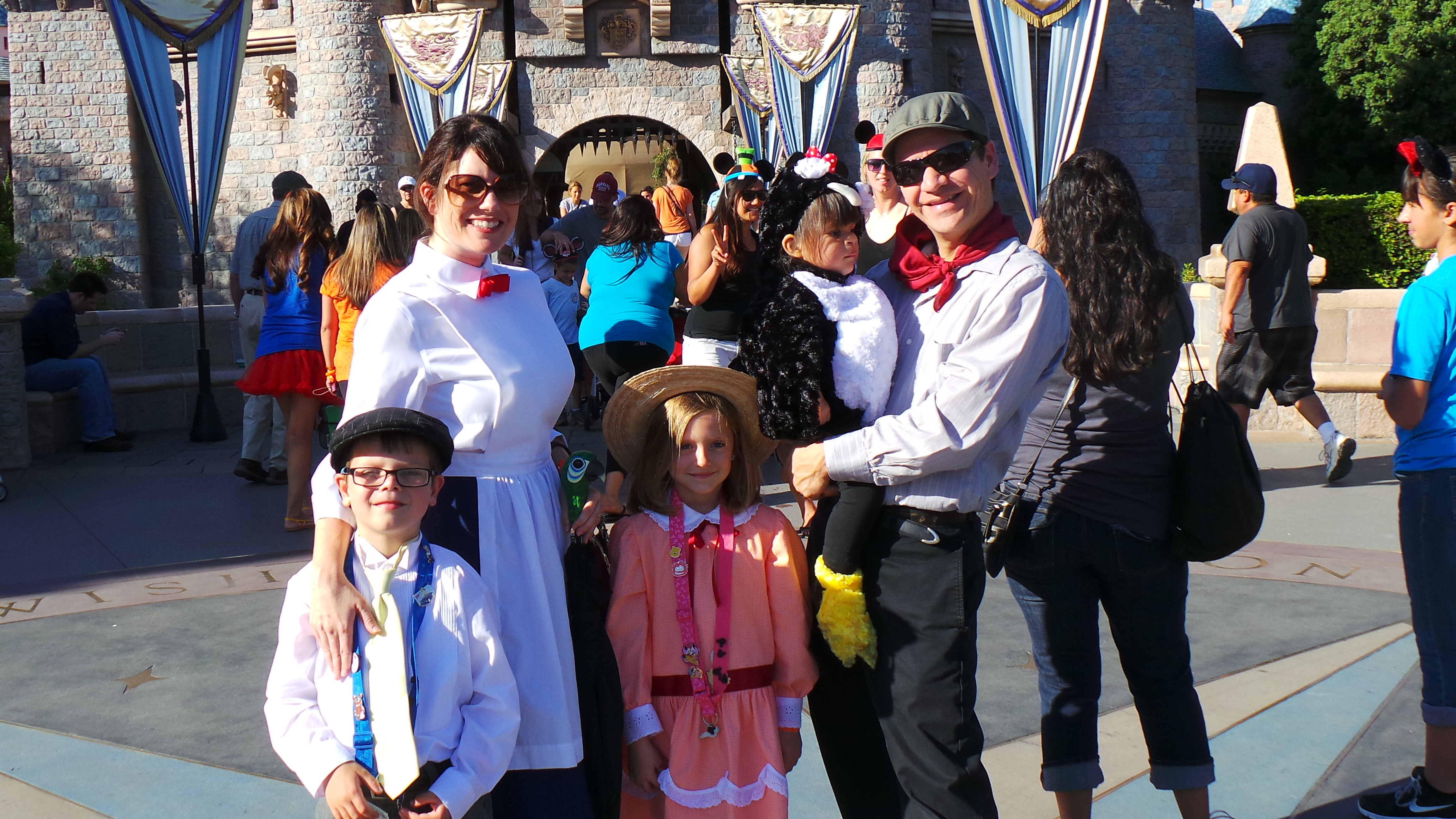 https://highlightsalongtheway.com/wp-content/uploads/2013/09/Mary-Poppins-Cast-Disneyland1.jpg