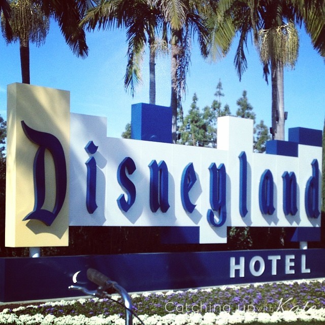 Disneyland-hotel-sign