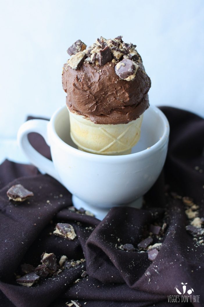 chocolate-peanut-butter-cup-ice-cream-cashews