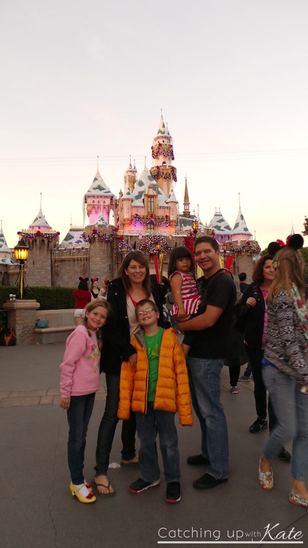 disneyland-holiday-family-photo