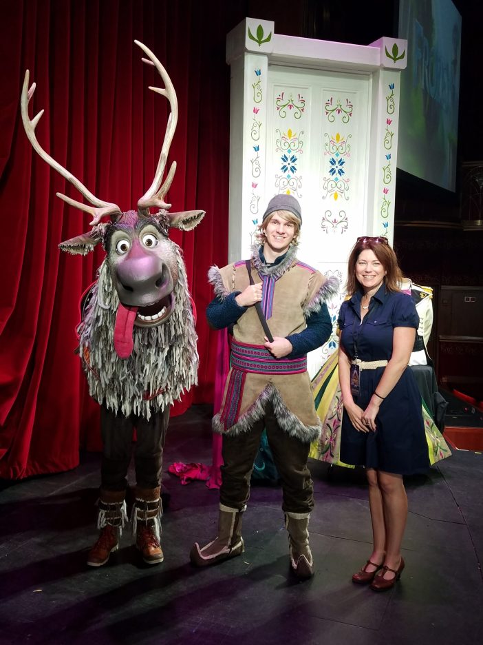 sven and kristoff on the Disney Wonder meet and greet
