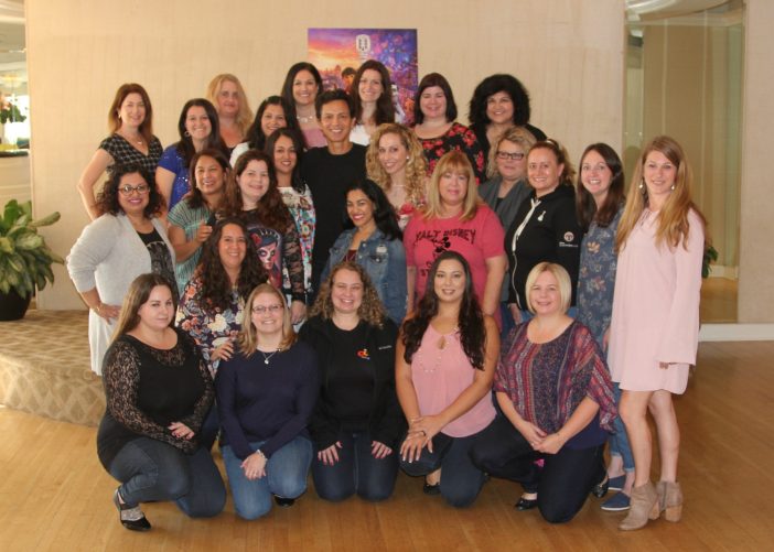Benjamin Bratt with Bloggers