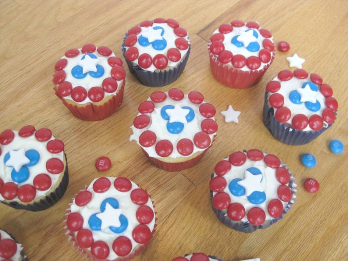 Easy Captain America Cupcakes with M&Ms